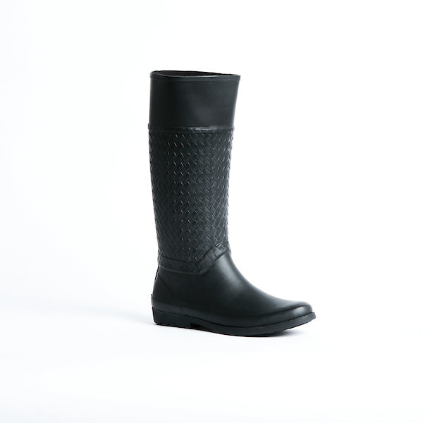 Gumboots in 100% waterproof black rubber with cotton lining. Featuring weave patterned insert, pull-on.