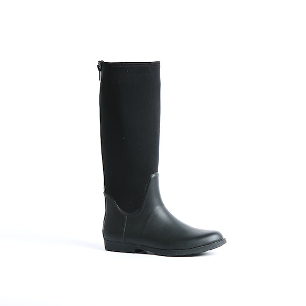 Gumboot in 100% waterproof black rubber with stretch upper panel and back zip.