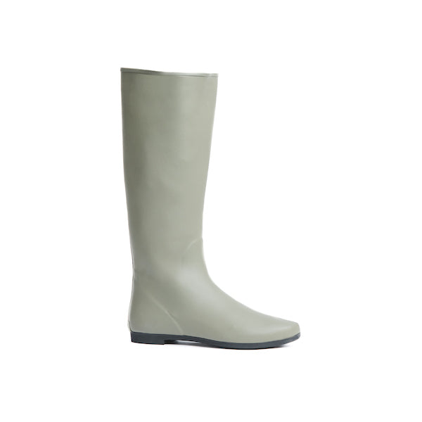 Gumboot in 100% waterproof taupe rubber, cotton lined pull-on.