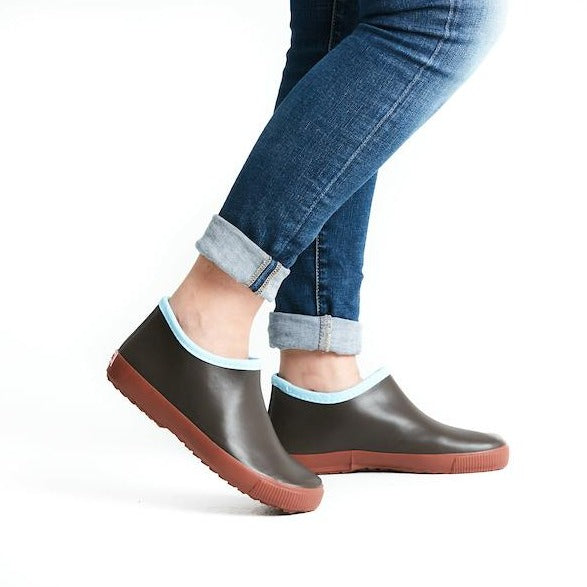 Garden shoes in chocolate brown waterproof rubber with sky blue trim. Cotton lining.
